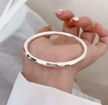 Silver Bracelets: An Enduring Radiance on Your Wrist
